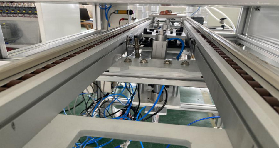 PA视讯特瓷陶瓷橡胶复合衬板硫化喷胶线